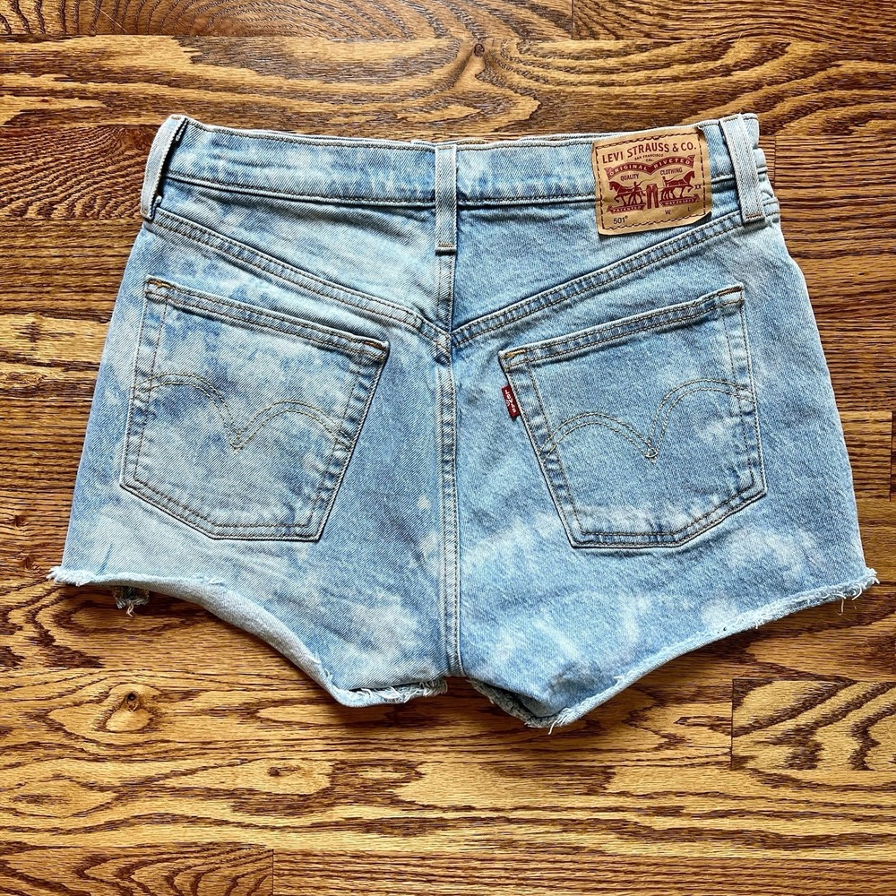 Levi's 501 Shorts Womens Blue High Rise Acid Wash Denim Cutoff Button Fly Sz 28 - Picture 2 of 9